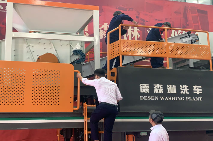 德森淋洗修復(fù)車新聞發(fā)布現(xiàn)場
